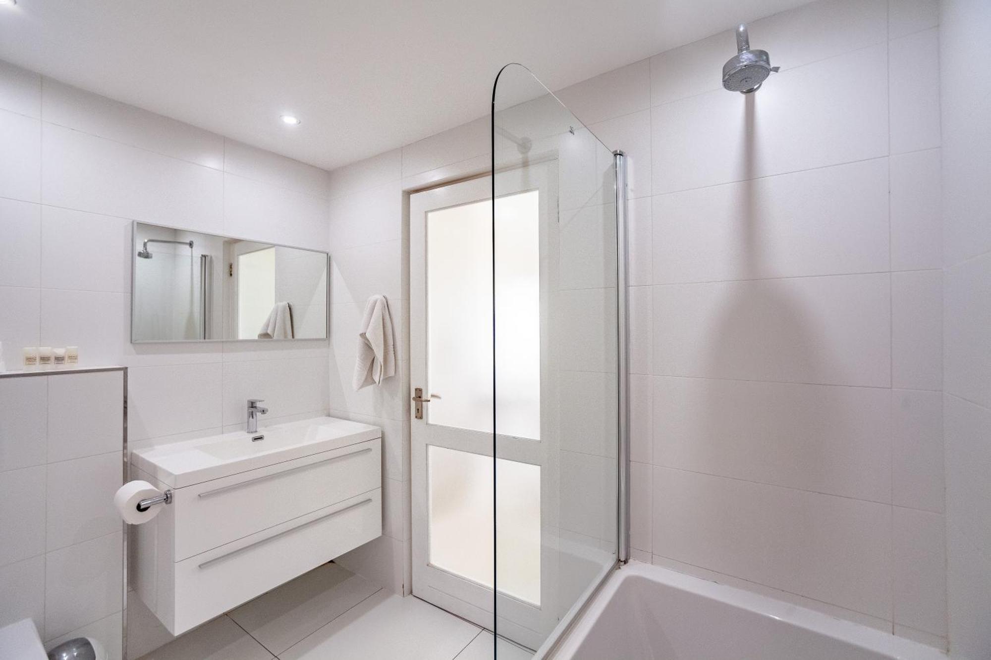 Apartment Luxury Private Beachfront 2 Bedroom Dolphin Apartment, Blouberg, *