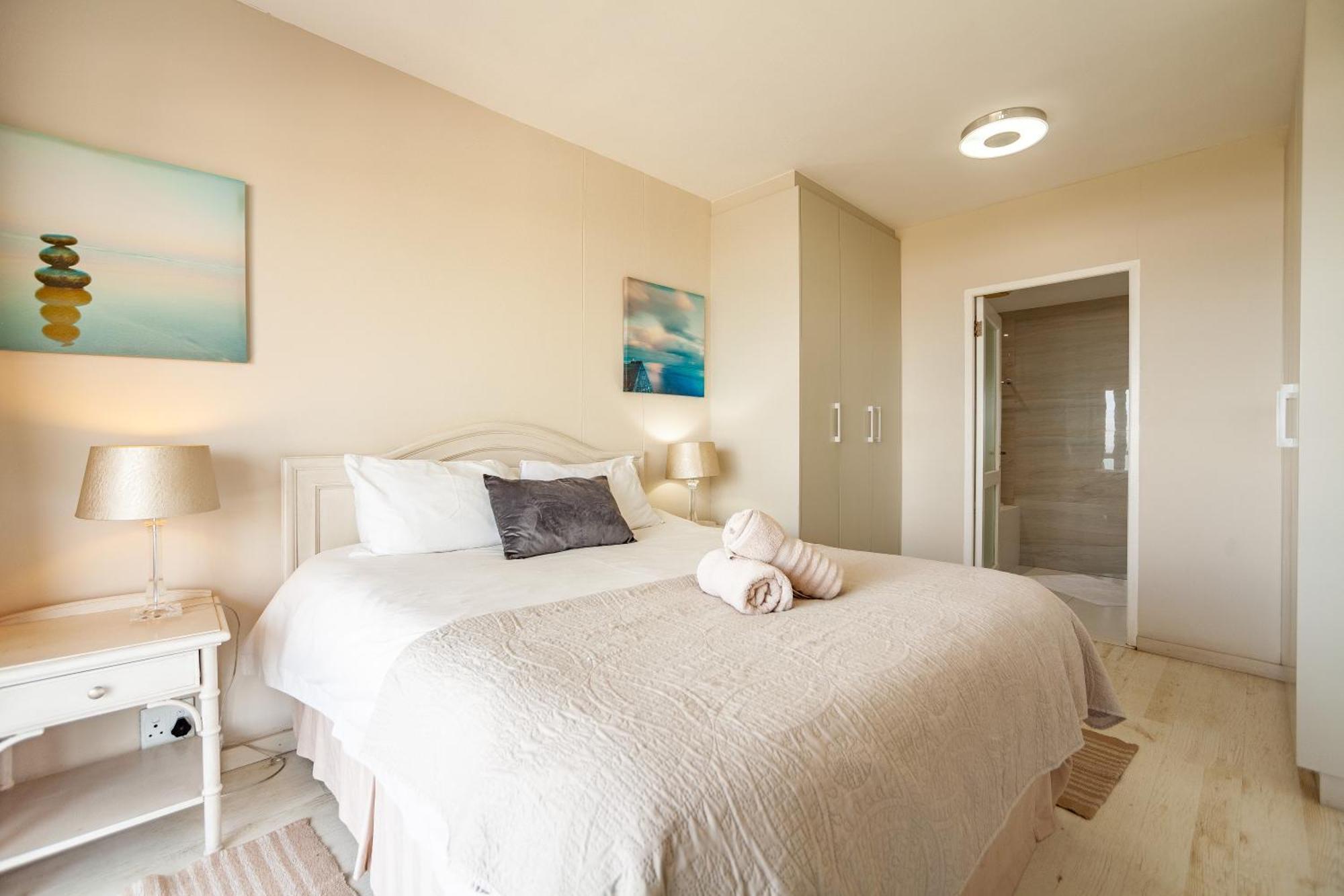 Luxury Private Beachfront 2 Bedroom Dolphin Apartment, Blouberg, * Cape Town